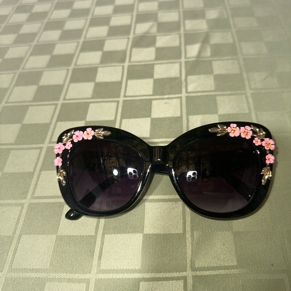 Sunglasses - Picture 2 of 7